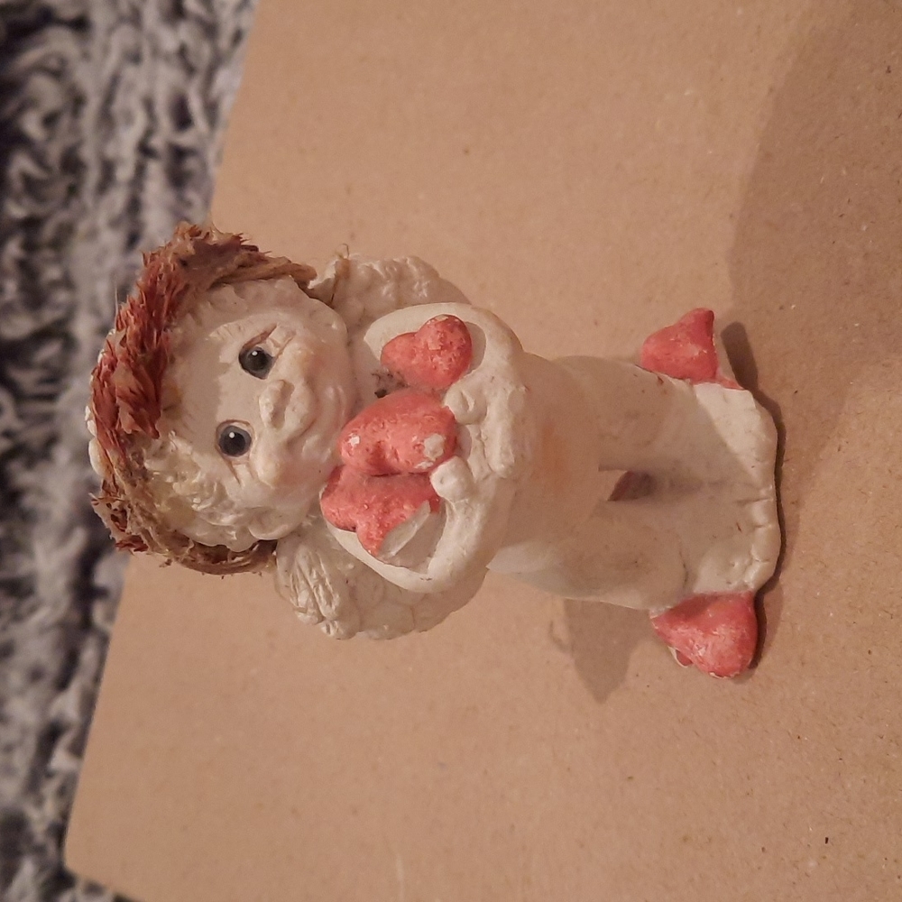 Dreamsickle angel holding hearts